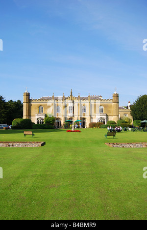 Ansicht der Abtei aus Gärten, Missenden Abbey, Great Missenden, Buckinghamshire, England, Vereinigtes Königreich Stockfoto