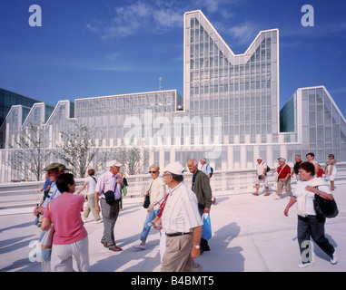 Menschen über einen Gehweg auf der Wasser-Expo 2008 in Saragossa. Stockfoto