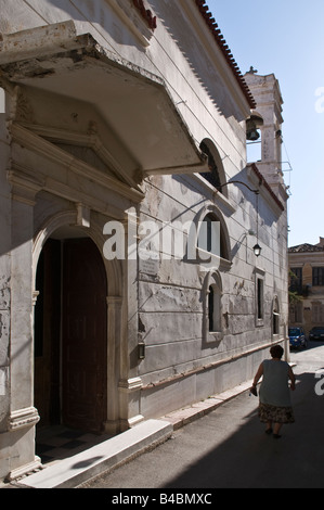 Eintritt in eine Kirche in einer schmalen Seitenstraße in der Altstadt von Nafplion, Argolis, Peloponnes, Griechenland Stockfoto