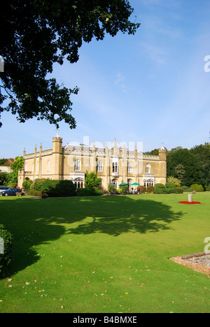 Ansicht der Abtei aus Gärten, Missenden Abbey, Great Missenden, Buckinghamshire, England, Vereinigtes Königreich Stockfoto