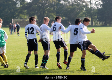 Spieler-Wand für Free Kick in Sonntag Fußball-Liga Spiel, Leamington Spa, Großbritannien Stockfoto