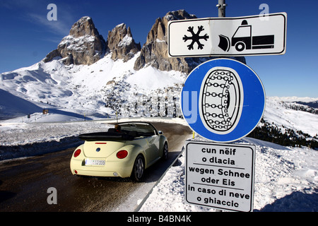 Auto, VW Volkswagen New Beetle Cabrio, Baujahr 2003-Crème, oben offen, Winter, Schnee, FGHDS, fahren, diagonal von der Ba Stockfoto