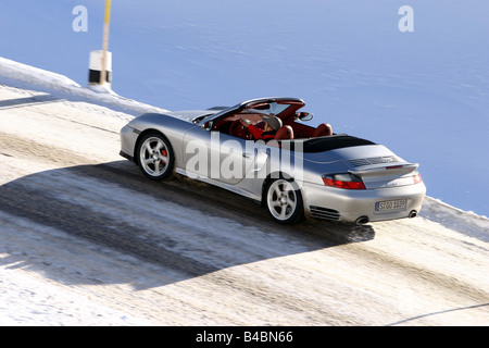 Auto, Porsche 911 Turbo Cabrio, Baujahr 2003-Silber, oben, Winter, Schnee, FGHDS, fahren, diagonal von hinten, Si offen Stockfoto