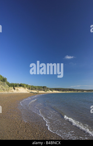Im Hochformat des weiten Strandes mit Flut in Newborough Warren, Anglesey im November. Stockfoto
