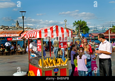 Restaurant Terrasse Boote Goldene Horn Galata Turm-Brücke verkaufen heiße Makrele Fisch Sandwiches Balik Ekmek Eminonu Stockfoto
