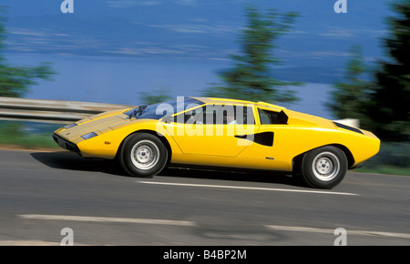 Auto, Lamborghini Countach, Roadster, Baujahr 1974, gelb, Coupe/Coupe, FGUJ, fahren, Seitenansicht, Landstraße Stockfoto