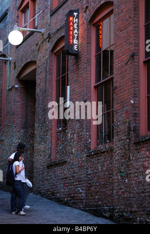 Ein paar untersucht die Gum-Wand in Seattle Post Gasse am Pike Place Market. Stockfoto