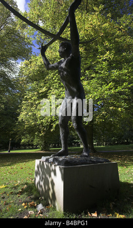 Figur aus Bronze-Skulptur von Elizabeth Frink am Yorkshire Sculpture Park. Stockfoto