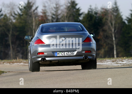 Auto, BMW 645 Ci, Roadster, Baujahr 2003-Coupe/Coupe, Silber/Anthrazit, FGHDS, fahren, Rückansicht, Landstraße Stockfoto