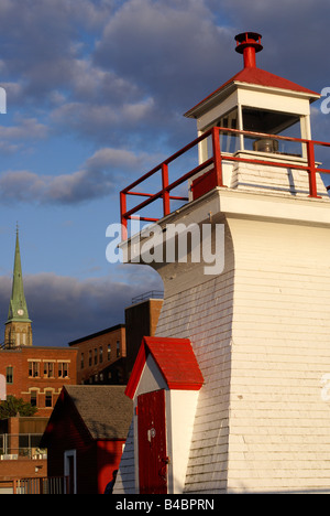 Roten und weißen hölzernen Leuchtturm in der Stadt Saint John, New Brunswick, Kanada Stockfoto