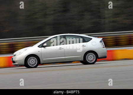 Auto, Toyota Prius, Limousine, untere mittlere Klasse, Modelljahr 2000-, Silber, Hybrid, fahren, Seitenansicht, Einfahr-und Prüfstrecke Stockfoto