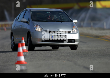 Auto, Toyota Prius, Limousine, untere mittlere Klasse, Modelljahr 2000-, Silber, Hybrid, fahren, schräg von vorne, fron Stockfoto