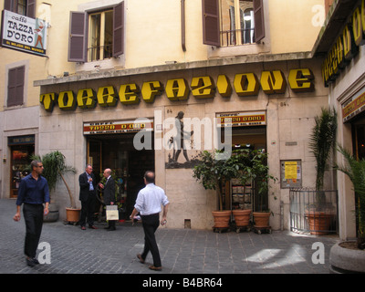 Straßenszene vor La Casa del Caffe Tazza d ' Oro in Rom, Italien Stockfoto