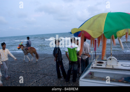 Jungen Enjoye eine Fahrt am Digha Strand, Westbengalen, Indien Stockfoto