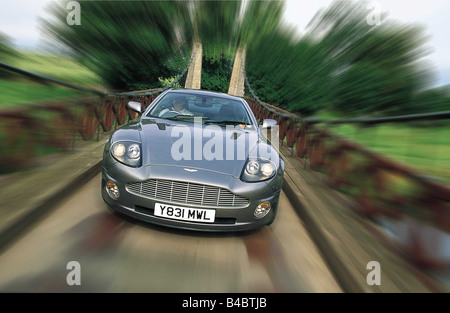 Auto, Aston Martin V12 Vanquish, Modelljahr 2001-Silber, von vorne, Vorderansicht, fahren, Brücke, Roadster, Coupé, Ams 17 Stockfoto