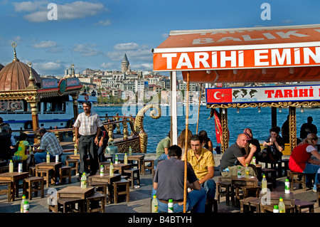 Restaurant Terrasse Boote Goldene Horn Galata Turm Brücke am Wasser verkaufen heiße Makrele Fisch Sandwiches Balik Ekmek Eminonu Stockfoto