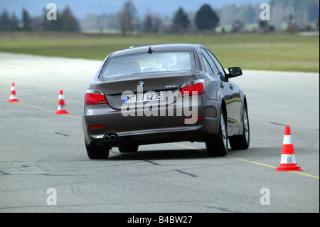 Auto, BMW 545i, Anthrazit, Limousine, mittlere, obere Modelljahr 2003-, ESP dagegen fahren, Diagonal von hinten Stockfoto