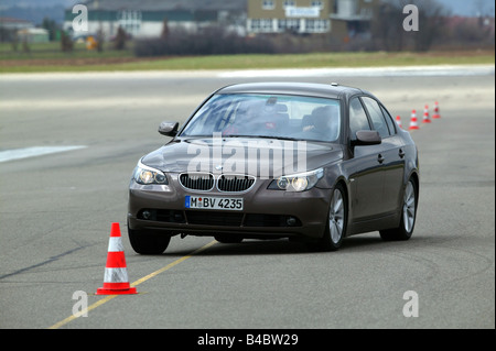 Auto, BMW 545i, Anthrazit, Limousine, obere mittlere, Modelljahr 2003-ESP-Vergleich, fahren, schräg von vorne, f Stockfoto