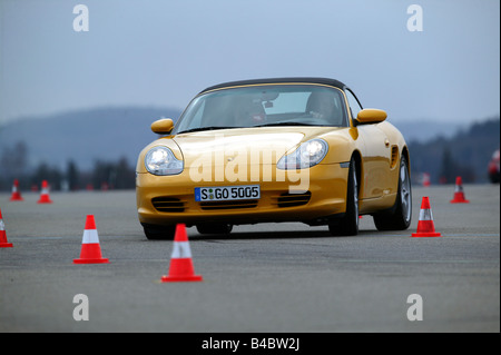 Car, Porsche Boxster S, gelb, Cabrio, geschlossen Top, Modell Jahr 2002-, ESP dagegen fahren, Diagonal von der Vorderseite her Stockfoto