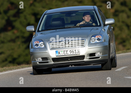 Auto, Toyota Avensis D4D-Cat, Limousine, Mittelklasse, Modelljahr 2003-Silber, fahren, schräg von vorne, Vorderansicht, Stockfoto