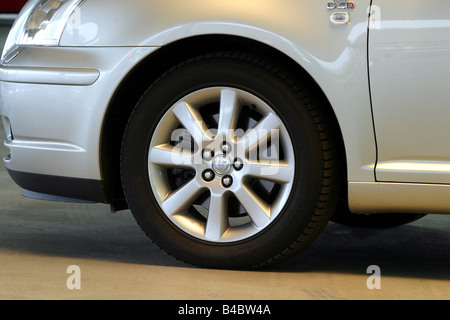 Auto, Toyota Avensis D4D-Cat, Limousine, Mittelklasse, Modelljahr 2003-Silber, detaillierte Ansicht, vorne Reifen, Vorderrad, Techniq Stockfoto