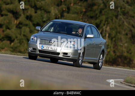 Auto, Toyota Avensis D4D-Cat, Limousine, Mittelklasse, Modelljahr 2003-Silber, fahren, stehend, Wahrung, diagonal von der Stockfoto