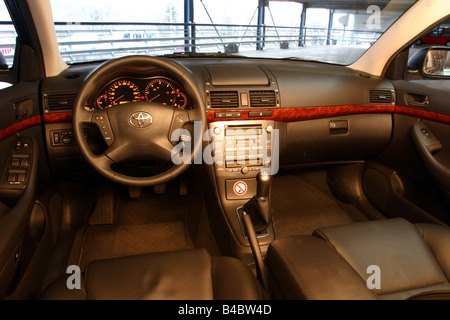 Auto, Toyota Avensis D4D-Cat, Limousine, Mittelklasse, Modelljahr 2003-Silber, Innenansicht, Innenansicht, Cockpit, Technik Stockfoto