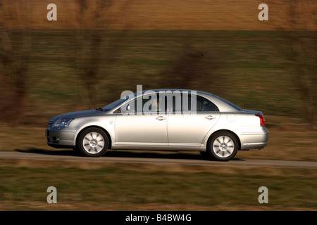 Auto, Toyota Avensis D4D-Cat, Limousine, Mittelklasse, Modelljahr 2003-Silber, fahren, Seitenansicht, Landstraße, Fotograf: Stockfoto