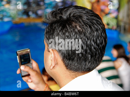 ein Mann mit einem Kamera-Handy Stockfoto