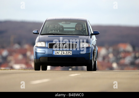 Auto, Audi A2 1.4 TDI, Limousine, untere mittlere Klasse, Modelljahr 2003-blau bewegt, schräg von vorne, Vorderansicht, Stockfoto