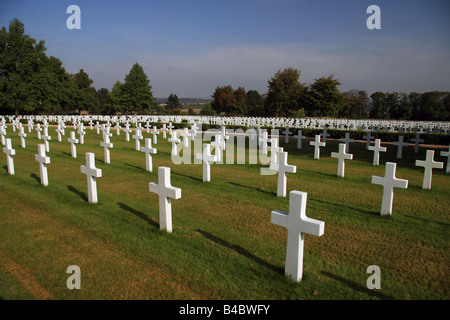 Blick über einige der 3.800 Kreuz Grabsteine in Richtung der Gedächtniskapelle auf dem Cambridge American Cemetery, England Stockfoto