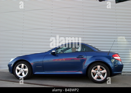 Auto, Mercedes SLK 200 Kompressor Cabrio, Baujahr 2004-blau, geschlossen oben stehend, Aufrechterhaltung, Seitenansicht, Fotograf: Stockfoto