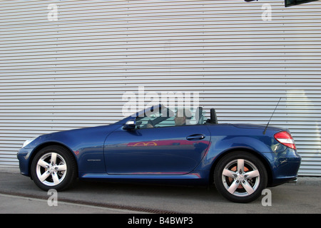 Auto, Mercedes SLK 200 Kompressor Cabrio, Baujahr 2004-blau, öffnen Sie oben stehende, Aufrechterhaltung, Seitenansicht, Fotograf: A Stockfoto