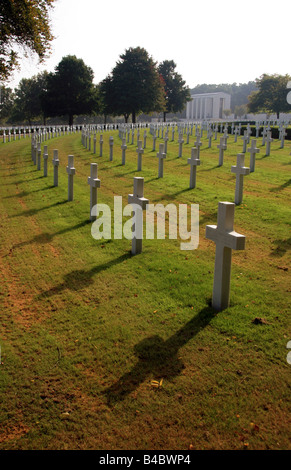 Blick über einige der 3.800 Kreuz Grabsteine in Richtung der Gedächtniskapelle auf dem Cambridge American Cemetery, England Stockfoto