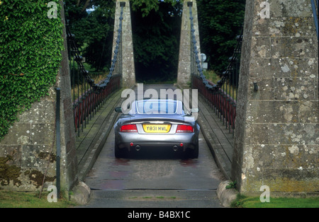 Auto, Aston Martin V12 Vanquish Roadster, Modell Jahr 2001-, Silber, fahren, Brücke, Rückansicht, landsapprox.e, Landstraße Stockfoto