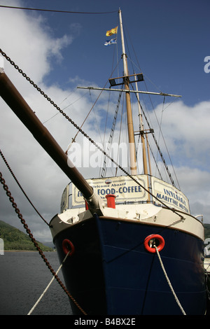 Stadt von Inveraray, Schottland. Inveraray Maritime und Heimatmuseum, MV Arctic Penguin in Inveraray Pier festgemacht. Stockfoto