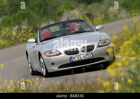 Auto, BMW Z4 3.0i, Cabrio, Modell Jahr 2002, Silber, offenen Verdeck, schräg von vorne, Vorderansicht, Landstraße, Stockfoto