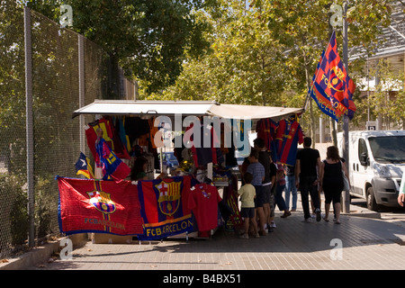 Stand mit FC Barcelona Erinnerungsstücke außerhalb Stadion Camp Nou in Barcelona Spanien Stockfoto