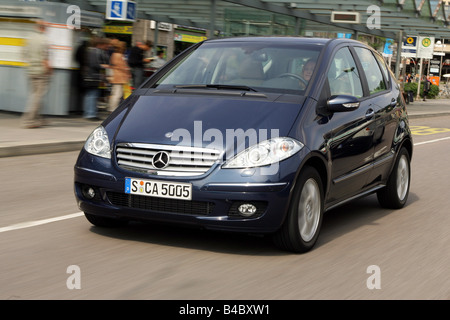 Auto Mercedes A 170 Modelljahr 2004 Untere Mittlere Klasse Dunkelblau Limousine Fahren Schrag Von Vorne Frontal Stockfotografie Alamy Auto Mercedes A 170 Modelljahr 2004 Untere Mittlere Klasse Dunkelblau Limousine Fahren Schrag Von Vorne Frontal Stockfotografie Alamy
