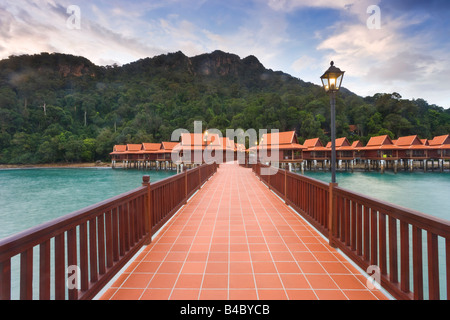 Asien, Malaysia, der Insel Langkawi, Pulau Langkawi, Häuser im traditionellen Stil gestelzt und pier Stockfoto