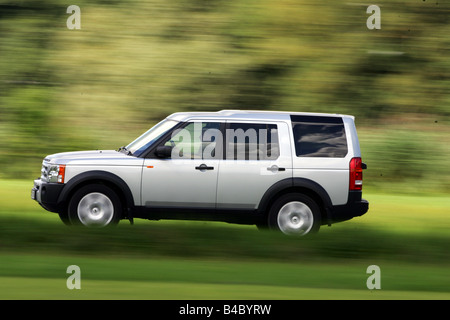 Auto, Land Rover Discovery V8 HSE, Modelljahr 2004-Silber, cross Country Fahrzeug fahren, Seitenansicht, Landstraße, photographe Stockfoto