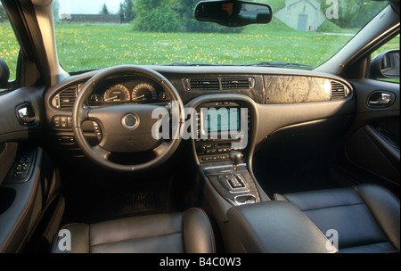 Auto, Jaguar S-Type R, obere mittlere, Limousine, Modell Jahr 2002-, schwarz, Innenansicht, Innenansicht, Cockpit, Technik / Stockfoto