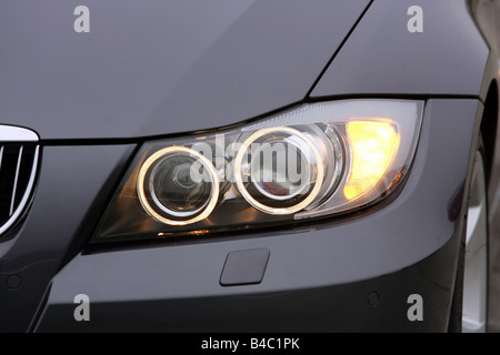 Auto, BMW 330i, 3er BMW, Limousine, Mittelklasse, Modelljahr 2004-, schwarz, detaillierte Ansicht, Scheinwerfer, Scheinwerfer, Technik/Accessor Stockfoto