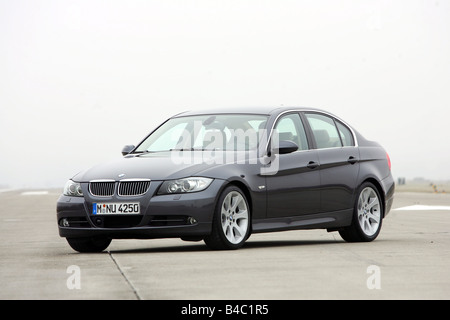 Auto, BMW 330i, 3er BMW, Limousine, Mittelklasse, Modell Jahr 2004-, schwarz, stehend, Aufrechterhaltung, Diagonal von vorn, frontal Stockfoto