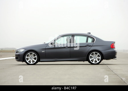 Auto, BMW 330i, 3er BMW, Limousine, Mittelklasse, Modelljahr 2004-, schwarz, stehend, Wahrung, Side View, Fotograf: Hans Die Stockfoto