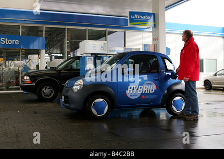 Auto, Suzuki Twin Hybrid, Modell Jahr 2005-, Miniapprox.s, blau, stehend, Aufrechterhaltung, Seitenansicht, Tankstelle, Stadt, Fotograf: Stockfoto