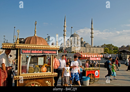 Istanbul in der Nähe von Galata-Brücke Goldene Horn Moschee Yeni Camil Meydani Eminonu verkaufen heiße Makrele Fisch Sandwiches Balik ekmek Stockfoto