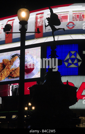 Silhouette der Eros-Statue vor der Plakatwand, Piccadilly Circus, London, England, UK Stockfoto