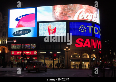 Beleuchtete Plakatwand bei Nacht, Piccadilly Circus, London, England, UK Stockfoto