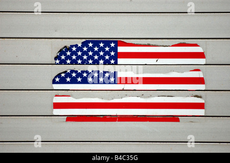 Verschlissene Aufkleber der Stars der Streifen der amerikanischen Flagge auf der Seite ein Feuerwehrauto Stockfoto